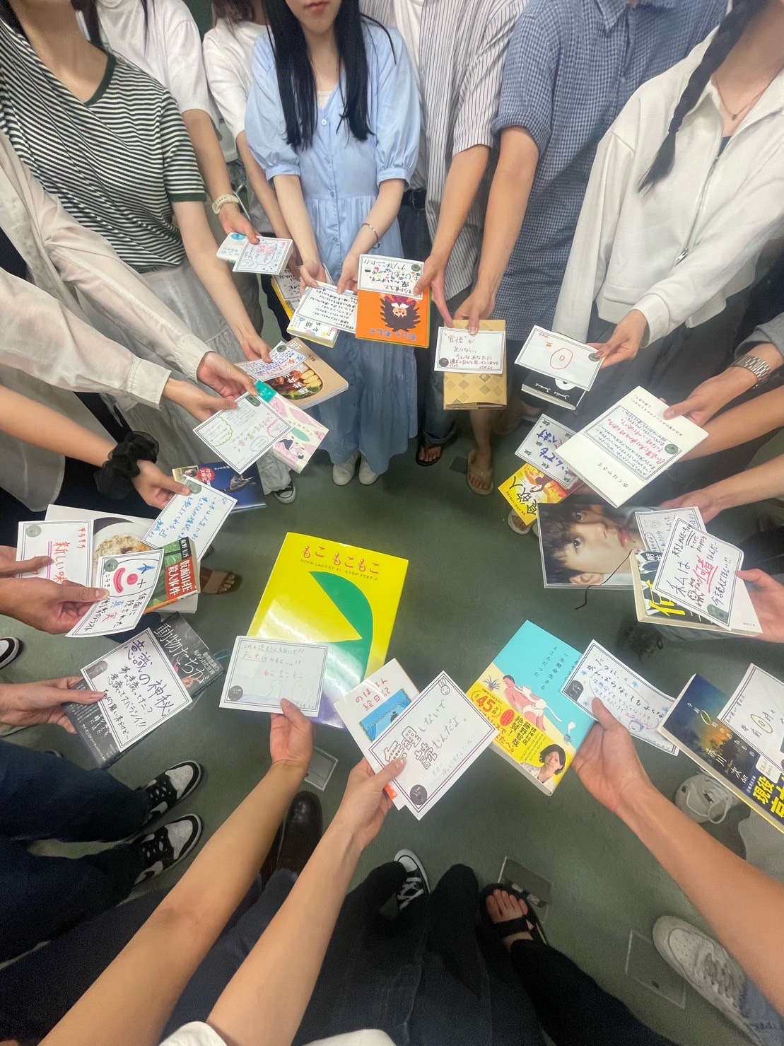 本を手に集まる人たち（学びの時間）