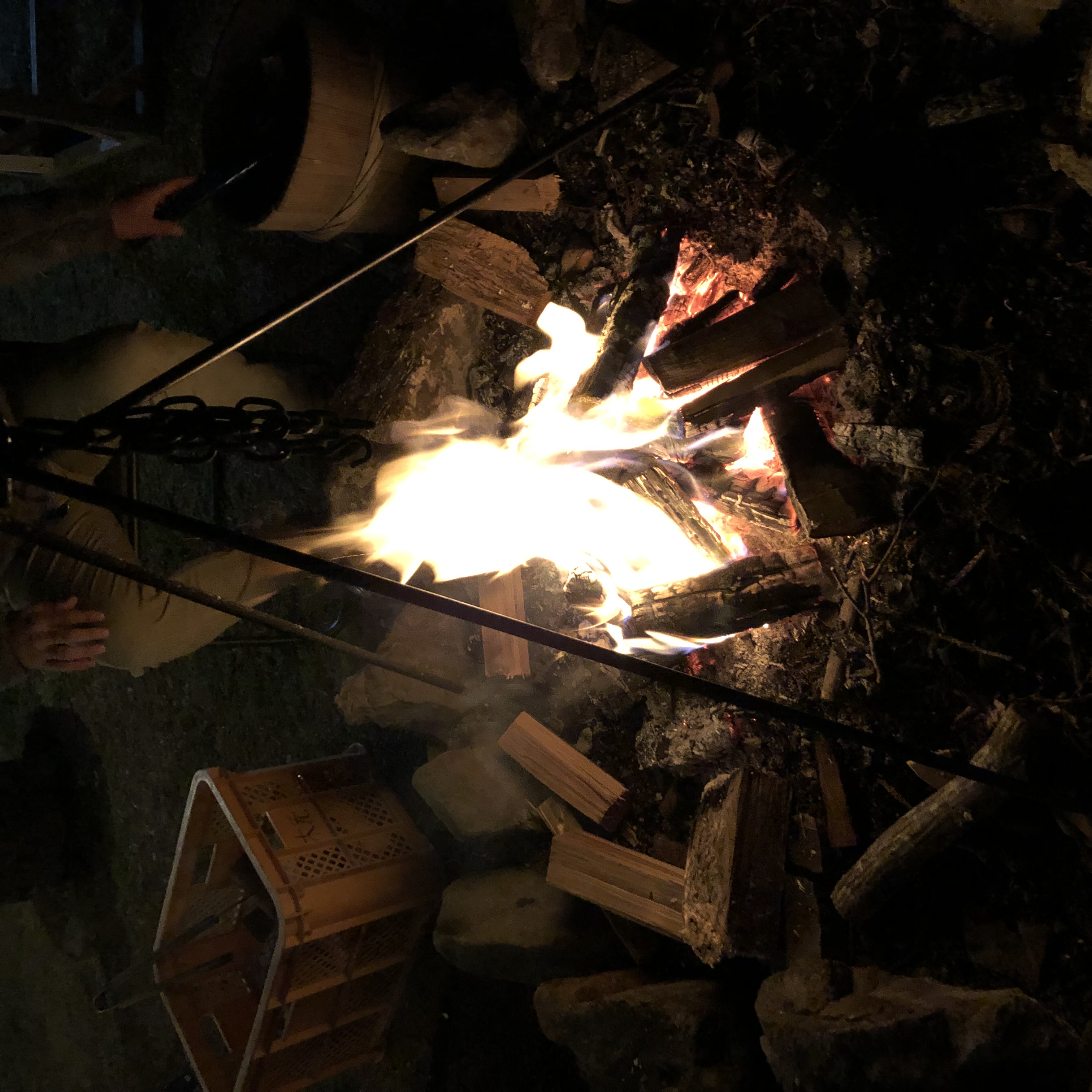 焚き火を囲む人たち（つながりの象徴）